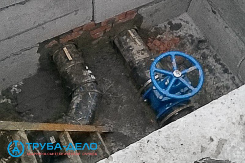 Сборка канализации в процессе. Аварийно-сантехническая служба «Труба-Дело» Сборка канализации в процессеМонтажные работы по устройству наружных сетей, п. Б. Исток. Аварийно-сантехническая служба «Труба-Дело»
