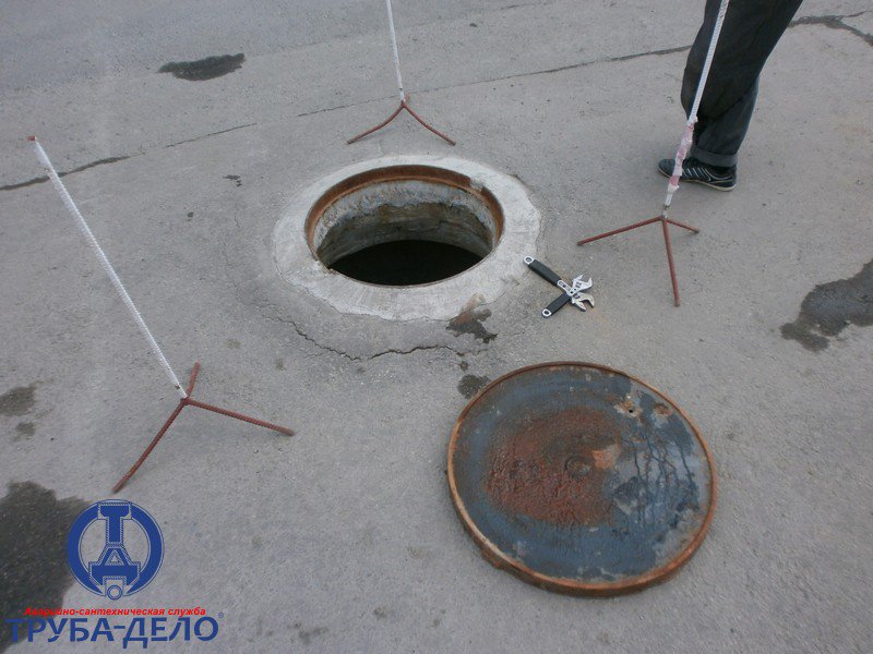 Открытый колодец без ограждения и присмотра оставлять нельзя!!!. Аварийно-сантехническая служба «Труба-Дело» Открытый колодец без ограждения и присмотра оставлять нельзя!!!Реконструкция трубопровода ПНД, Карла Либкнехта,4. Аварийно-сантехническая служба «Труба-Дело»