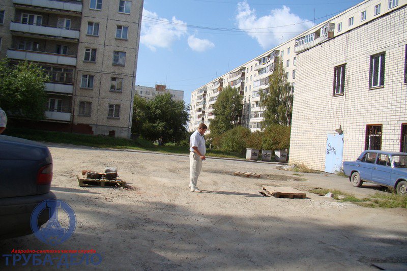 Заказчик показывает фронт работ. Аварийно-сантехническая служба «Труба-Дело» Заказчик показывает фронт работВосстановление колодцев, Магазин «Монетка» г. Асбест. . Аварийно-сантехническая служба «Труба-Дело»