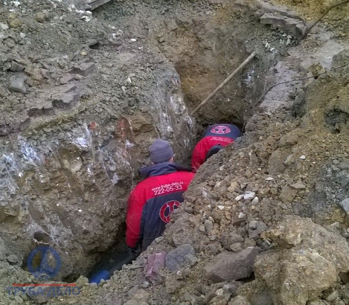 Затягивание ПНД трубы через гильзу под кабелем высокого давления до колодца. Аварийно-сантехническая служба «Труба-Дело» Затягивание ПНД трубы через гильзу под кабелем высокого давления до колодцаРемонт аварийного подземного участка водопровода ул. Малышева/ул. Толмачева. Аварийно-сантехническая служба «Труба-Дело»